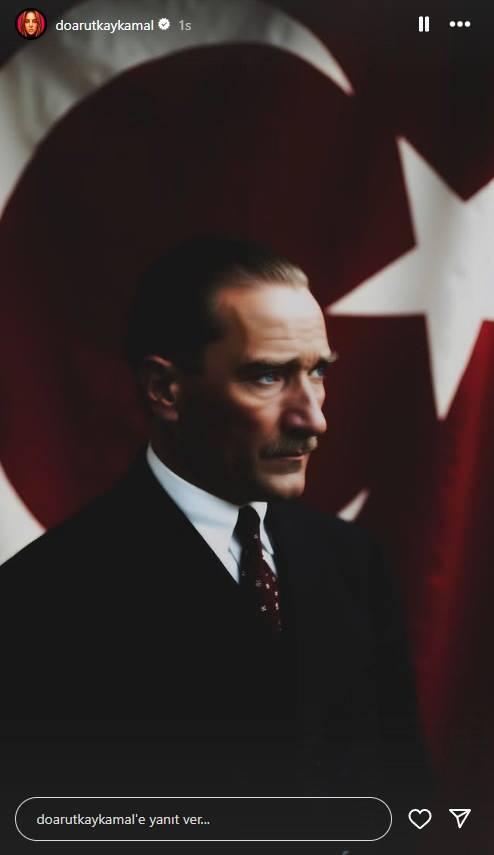 <p><span style="color:#000000"><strong>DOĞA RUTKAY KAMAL</strong></span></p>

<p><em><span style="color:#000000">"Sensiz ge&ccedil;en her g&uuml;n, sana olan &ouml;zlemimiz biraz daha b&uuml;y&uuml;yor Ata'm. Yalnızca bir lider değil, karanlıktan aydınlığa y&uuml;r&uuml;yen bir milletin umudu oldun. Fikrinle yolumuzu aydınlatmaya, ilkenle geleceğimizi kurmaya devam ediyoruz. Her adımda seni hissediyor, her zorlukta seni anıyoruz. Kalbimizde daima senin izindeyiz. Minnetle, sevgiyle, sonsuz &ouml;zlemle... Ulu &Ouml;nder Gazi Mustafa Kemal Atat&uuml;rk."</span></em></p>
