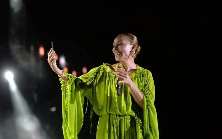 <p><span style="color:rgb(0, 0, 0)">Ünlü şarkıcı Ziynet Sali konser sırasına sahnede bayıldı. İzleyicileri endişelendiren Sali'ye ilk müdahale ekip arkadaşları tarafından yapıldı. </span></p>
