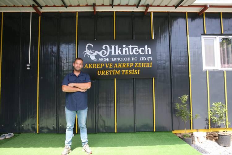 <p><span style="color:#A52A2A"><strong>SAĞIM BİR DAKİKA SÜRÜYOR </strong></span></p>
<p>Böylece akrep kuyruk kısmında tutulan tüpe zehrini bırakıyor. Tek tek yapıldığı için her bir hayvanın sağımı yaklaşık 1 dakika sürüyor.</p>