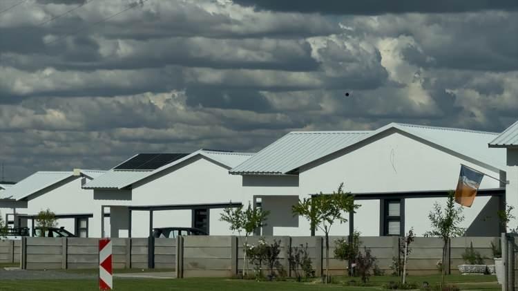 <p>Kuzey Cape eyaletindeki Orania ise tamamı Afrikaans konuşan beyazlardan oluşan 3 binlik nüfusuyla, ülkede Afrikaner kültürünün kalesi olmaya devam ediyor.</p>
<p>Afrikaner olmayanların ikametine ve çalışmasına izin verilmeyen, hükümetin dahi giremediği Orania, akıllara doğrudan apartheid rejimini getiriyor.</p>