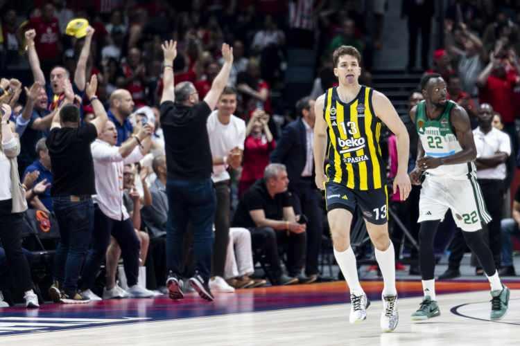 <p>"Yeşiller mücadele etti ama finale kalamadı" başlığını kullanan Proto Thema'da ise "Onun gecesi değildi. Mümkün değil. Panathinaikos, yarı finalde daha iyi Fenerbahçe'ye karşı rahat bir yenilgi aldı. Fenerbahçe, iyi savunması sayesinde Yunan ekibini eledi ve Panathinaikos, Avrupa Şampiyonluğu unvanını devretti." yorumu yapıldı.</p>