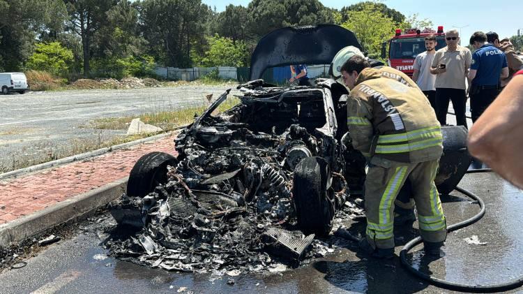 <p>Edinilen bilgiye göre, seyir halindeki 34 CAA 08 plakalı lüks otomobil, motorunda çıkan yangın nedeniyle yanmaya başladı. </p>
