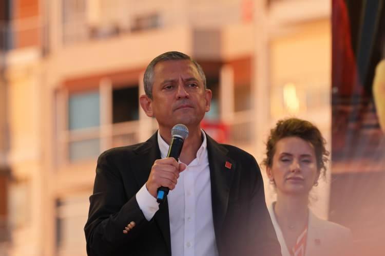 <p>CHP, 19 Mayıs Atatürk’ü Anma, Gençlik ve Spor Bayramı kapsamında İzmir Gündoğdu Meydanı’nda miting düzenledi. Mitinge CHP Genel Başkanı Özgür Özel ve eşi, tutuklu bulunan eski İBB Başkanı Ekrem İmamoğlu'nun eşi Dilek İmamoğlu ve diğer CHP'li isimler katıldı. Özgür Özel, mitingde konuşma yaptı.</p>
<p> </p>
