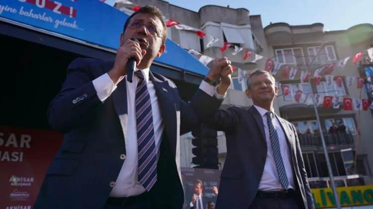 <p><strong>“PKK silah bırakıyor, Suriyeli mülteciler dönüyor, Türkiye barış masasına ev sahipliği yapıyor ama CHP’nin gündeminde sadece İmamoğlu var,” </strong>diyen Selvi, bu durumun partiyi sınırladığını yazdı.</p>