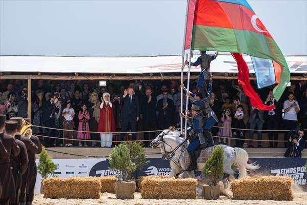 <p>Festival alanında yöresel oyunları da izleyen Erdoğan, Karabağ'dan gelen ekibin akrobatik at gösterisi sırasında Türk ve Azerbaycan bayrağını açtığı anları ayakta alkışladı.</p>