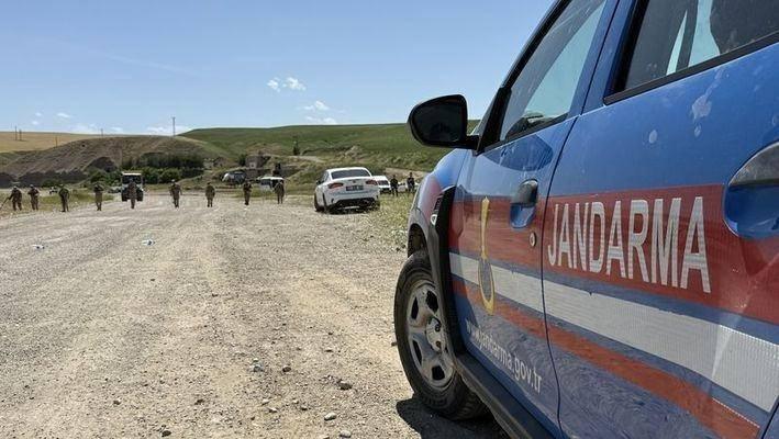 <p>Diyarbakır Cumhuriyet Başsavcılığınca 19 Mayıs'ta kırsal Kuşburnu Mahallesi'nde Remzi Sati (49) ve oğlu Muhammet Sati'nin (15) yanmış kamyonette cesetlerinin bulunmasına ilişkin başlatılan soruşturma sürüyor</p>
<p> </p>