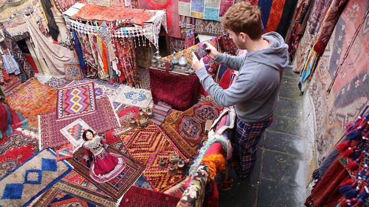 <p>Türkiye’yi ziyaret eden yabancı turistler, sadece tarihi ve doğal güzelliklere değil; günlük yaşantımıza, alışkanlıklarımıza ve kendimize has kültürel detaylara da hayran kalıyor.</p>
<p> </p>
<p>Ancak bazı şeyler var ki, onları hem şaşırtıyor hem de gülümsetiyor.</p>
