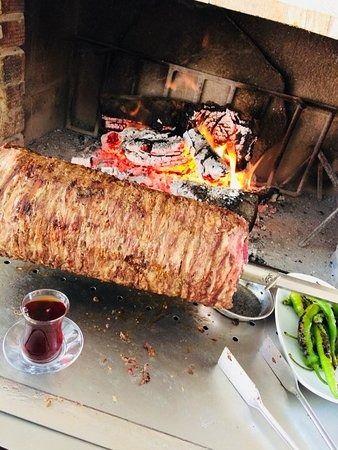 <p><strong>Her Yemeğin Yanında Çay</strong></p>

<p> </p>

<p> </p>

<p><strong>"Bu kadar sıcak havada nasıl sıcak çay içiyorsunuz?"</strong></p>

<p><br />
Türkler için çay; sabah, öğle, akşam içilen bir yaşam tarzı.</p>

<p>Sıcak soğuk fark etmez, ince belli bardakta çay her sofranın yıldızı.</p>
