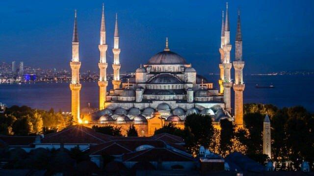 <p><span style="color:#B22222"><strong>Ezan Her Yerde Duyulur</strong></span></p>
<p> </p>
<p><br />
Müslüman olmayanlar bile saygı gösteriyor. </p>
<p> </p>
<p>KAYNAK: HABER7</p>