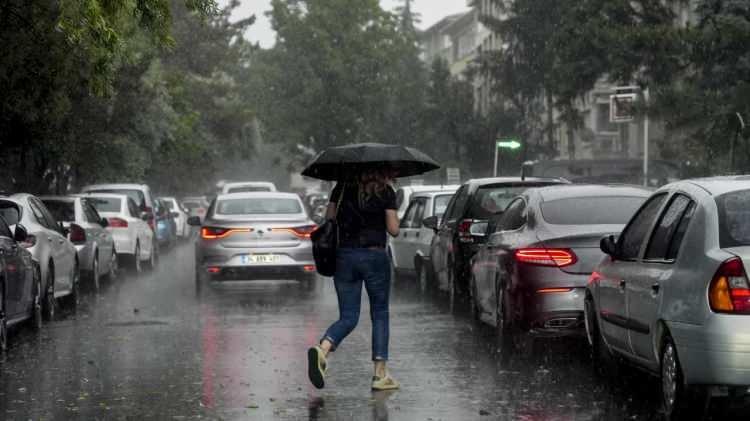 <p>Yağmur pazartesi öğlen gelecek. Salı 23 dereceye düşecek. İzmir de 4 gün 30 derecenin üzerinde. Pazar 37 derece. Yağış pazar gece gelecek, 2 gün sürecek. Sıcaklık salı 26 dereceye düşecek.</p>

<p> </p>

