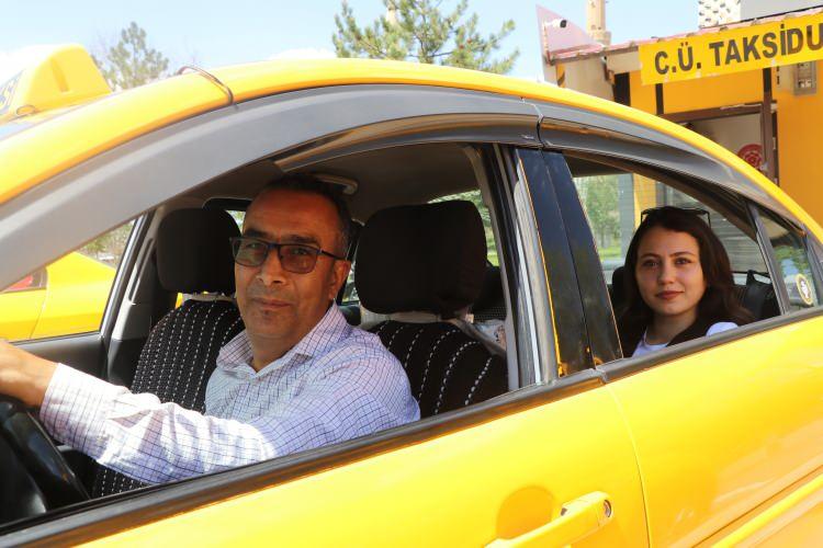<p>Hem sağlık hem de konfor açısından düşündüğü bu uygulamanın büyük ilgi gördüğünü anlatan Kara, taksisine binen birçok yolcunun ilk etapta hayret ettiğini, daha sonra ise memnuniyetlerini dile getirdiklerini söyledi. Kara'nın bu girişimi, yalnızca müşterilerin ihtiyaçlarını karşılamakla kalmıyor, aynı zamanda onlara verilen değeri de hissettiriyor. Yolcular, bu duyarlı davranışı nedeniyle Kara'ya teşekkür ederken, bazı yolcular ise başka şehirlerde dahi böyle bir hizmete rastlamadıklarını söylüyor.</p>
