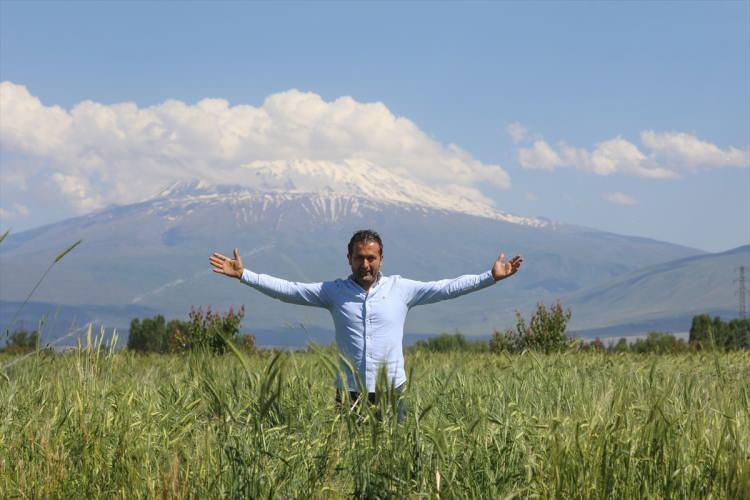 <p>Aşağı Çarıkçı köyünde yaşayan Serhat Sağlam, üniversite eğitiminin ardından döndüğü köyünde hayvancılık yapmaya başladı. </p>