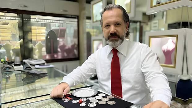 <p>Finans Uzmanı İslam Memiş, altın almak isteyen yatırımcılara kritik uyarılarda bulundu. Altın almak için düşüşü bekleyen yatırımcılar için son fırsat olabilecek açıklamada bulunan İslam Memiş, en karlı yatırım aracının bitcoin mi, altın mı, döviz mi yoksa gümüş mü olduğu sorusunu yanıtladı.</p>
<p> </p>