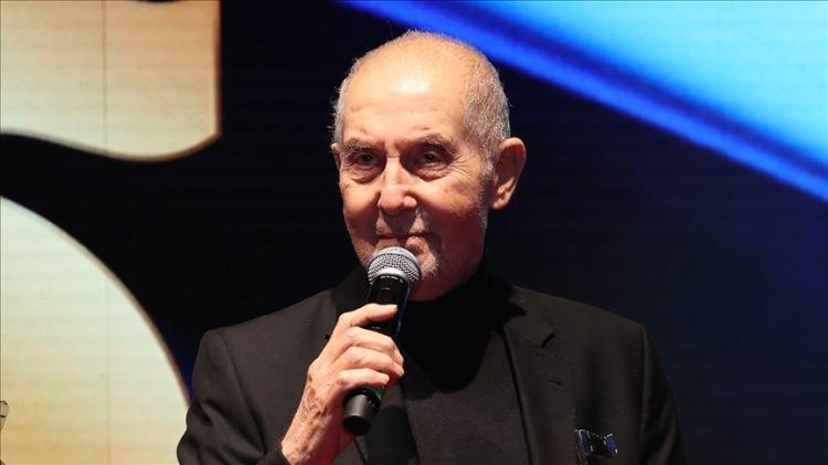 <p>11 yaşında merdivende söylediği türküyle başlamıştı müzik yolculuğu…</p>
<p> </p>
<p>77yaşında hayata gözlerini yuman İlhanŞeşen, geride çok sayıda eser bıraktı.</p>
<p> </p>
<p><em><strong>“Sarılınca Sana”, “Ellerimde Çiçekler” ve “Neler Oluyor Bize”</strong></em> gibi dillerden düşmeyen şarkılara imza atan usta sanatçıya 2023 yılında akciğer kanseri teşhisi konulmuştu.</p>