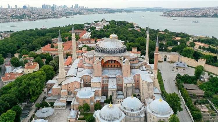 <p><strong>TÜRKİYE'NİN ASKERİ KUVVETİ VE HELEN HAYALCİLİĞİ</strong></p>
<p>Yunan basını, Türkiye'nin Ege ve Akdeniz'de yaptığı her tatbikatı korku içinde, "Türkler bir gece ansızın böyle gelirse" diye sunmasına rağmen Helen hayali kuran Yunan politika yapıcılarının maksimalist söylemleri, içi boş provokasyondan öteye geçemiyor.</p>
<p> </p>