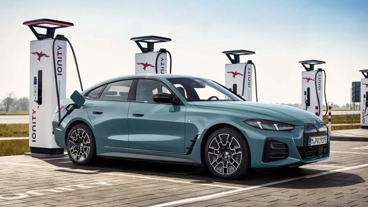 <p>Yeni BMW i4 M60, iki elektrik motoruyla toplam 544 beygir güç ve 795 Nm tork üretiyor. Bu sayede araç, 0'dan 100 km/s hıza sadece 3.9 saniyede ulaşabiliyor. M model performansını sessiz ve emisyonsuz bir şekilde sunan i4 M60, hem çevreci hem de adrenalin dolu bir sürüş deneyimi vadediyor.</p>
