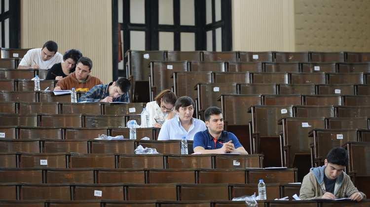 <p>Buna göre; 25-34 yaş grubu nüfusta yükseköğretim mezun oranı 2008 yılında yüzde 13,5 iken, 2024 yılında bu oran yüzde 44,9 oldu.</p>

<p> </p>

<p>2008-2024 yılları arasında 25-34 yaş grubundaki nüfusta yer alan kadınlarda yükseköğretim mezun oranı yüzde 12,5'ten yüzde 48,9'a, erkeklerde ise yüzde 14,6'dan yüzde 41,1'e yükseldi.</p>
