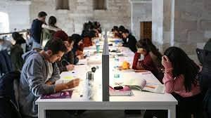 <p>OECD ülkelerine ait en güncel veri yılı olan 2022 yılına göre, 25-34 yaş arası nüfusta yükseköğretim mezunlarının oranı incelendiğinde; OECD ortalaması yüzde 47,4 iken, aynı yılda Türkiye ortalaması yüzde 42,9 oldu.</p>
<p> </p>
<p> </p>
<p> </p>