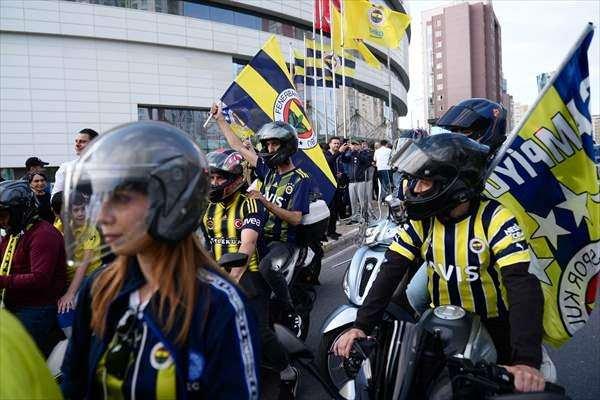 <p>Fenerbahçe Bekolu basketbolcular ve teknik ekip Bağdat Caddesi'ni ve Ülker Stadyumu'nun önünü dolduran taraftarların tezahüratları ve desteği eşliğinde kupa coşkusunu yaşadı.</p>
