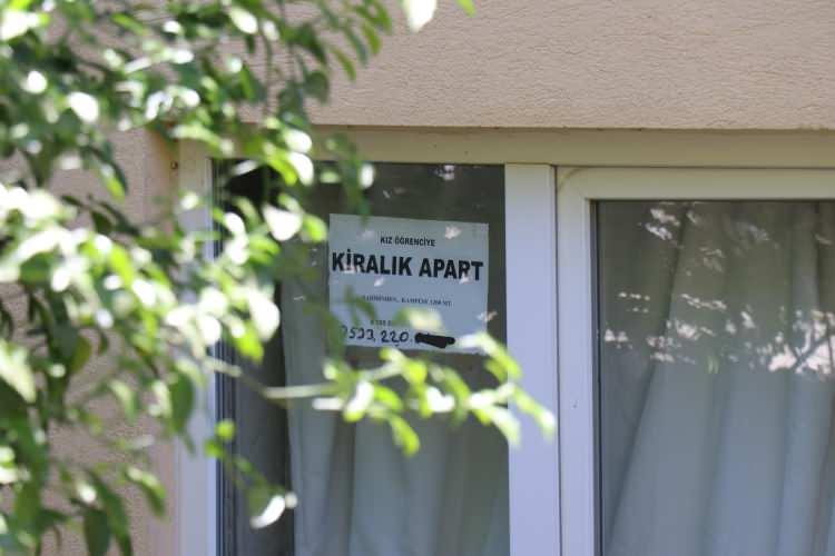 <p>Emniyetteki ifadesinde fantezi amacıyla gizli kameraları yerleştirdiğini söyleyen Murat F., yaşanılan durum nedeniyle utandığını ifade etti. Kameraları hem canlı izleyip hem kaydettiğini itiraf eden Murat F.'nin kiralık ilanlarında ise kendisini 'öğrenci dostu' olarak tanıtarak, özellikle kız öğrencileri hedef aldığı ortaya çıktı. </p>

<p> </p>
