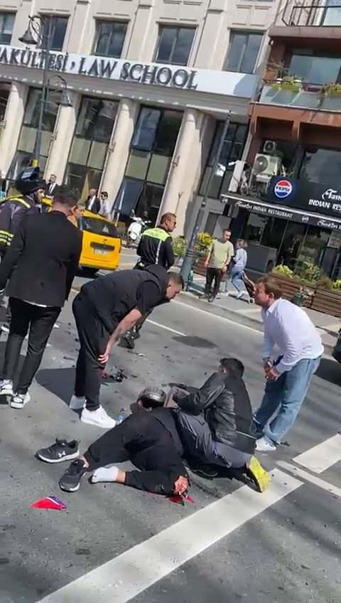 <p>Öte yandan kaza yapan motosiklet sürücüleri yerde yatarken vatandaşların yardım ettiği anlar cep telefonu kamarasıyla görüntülendi.</p>