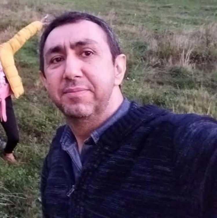 <p> Murat F.'ye ait apart dairesinin camında yer alan kiralık apart ilanında özellikle "kız öğrenciye" diye belirtmesi dikkat çekti. Sosyal medyada Murat F.'den şikayetçi olunması için birçok kişi tarafından çağrı yapıldı.</p>
