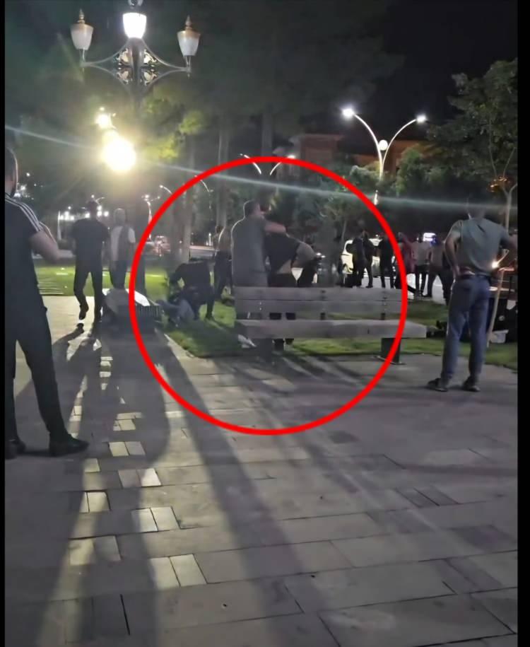 <p>Olay, dün gece saatlerinde Diyarbakır’ın Bismil ilçesi Altıok Mahallesi Meydan Parkı’nda meydana geldi. </p>