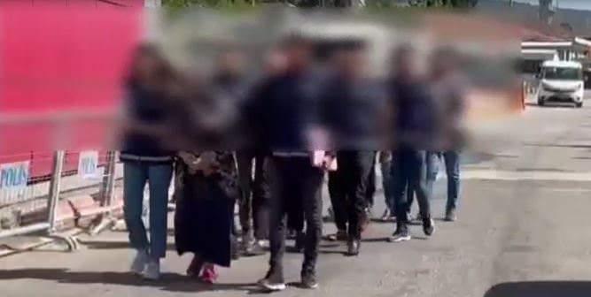 <p>Şüpheliler emniyetteki işlemlerinin ardından adliyeye sevk edildi. Şüphelilerden Tülay S.'nin sorgu sırasında suçunu itiraf ettiği öğrenildi.</p>