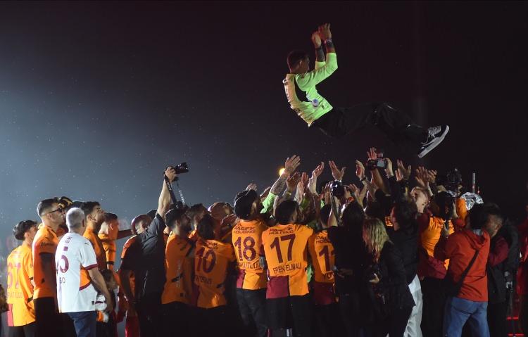 <p>Süper Lig'de en fazla müsabakaya çıkan yabancı futbolcu olan Muslera, Galatasaray tarihinde de Süper Lig'de en çok forma giyen futbolcu ünvanını kazandı.</p>