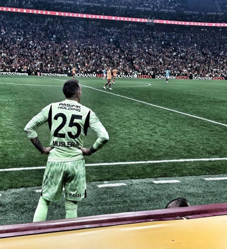 <p>Uruguaylı kaleci, Galatasaray'da görev aldığı 550 müsabakanın 194'ünde gol yemedi.</p>

