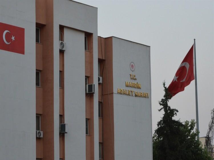 <p>Teklifi kabul eden ve gelen parayı çekerek A.K.’ye veren Marık, yürütülen bir soruşturmada <strong>"Kişinin, kendisini kamu görevlisi veya banka, sigorta ya da kredi kurumlarının çalışanı olarak tanıtması veya bu kurum ve kuruluşlarla ilişkili olduğunu söylemesi suretiyle dolandırıcılık"</strong> suçundan gözaltına alındı. </p>