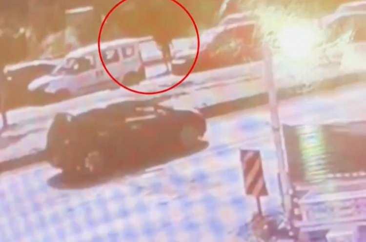 <p>Seyir halindeki Adnan Özdemir idaresindeki otomobile bir kişi pompalı tüfekle ateş açtı.</p>