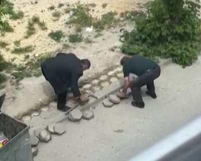 <p>Şahsın kazmayla söktüğü taşları yanındaki başka bir kişinin yardımıyla otomobilinin bagajına yerleştirdiği anlar çevre sakinleri tarafından cep telefonu ile kayıt altına alındı. Sosyal medyada paylaşılan ve yüksek etkileşim alan görüntüye tepki yağdı. </p>
<p> </p>