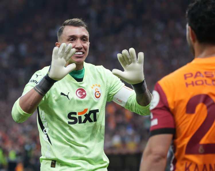 <p>Fernando Muslera, sahaya taraftarın sevgi gösterileriyle çıktı.</p>
