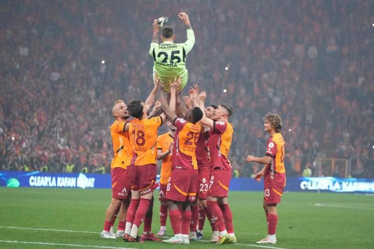 <p>Fernando Muslera, Galatasaray kariyerinde ayrıca 2 kez gol sevinci yaşadı.</p>
