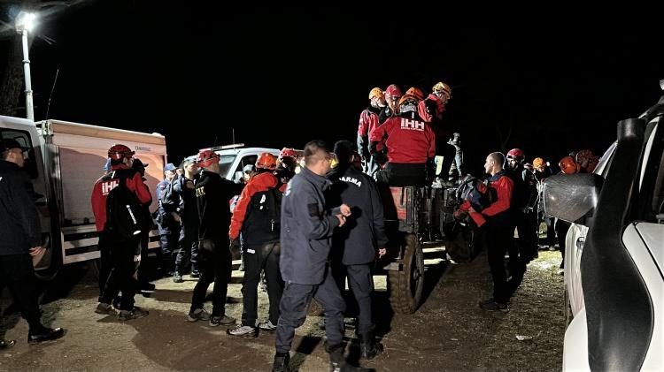 <p>Çevre illerden de yaklaşık 100 kişilik bir ekibin arandığı Bartu ile ilgili son dakika gelişmesi yaşandı. Bartu’nun, kaybolduğu yerin 100 metre yakınında saat 19.30 sıralarında cansız bedeni bulundu. </p>
<p> </p>
