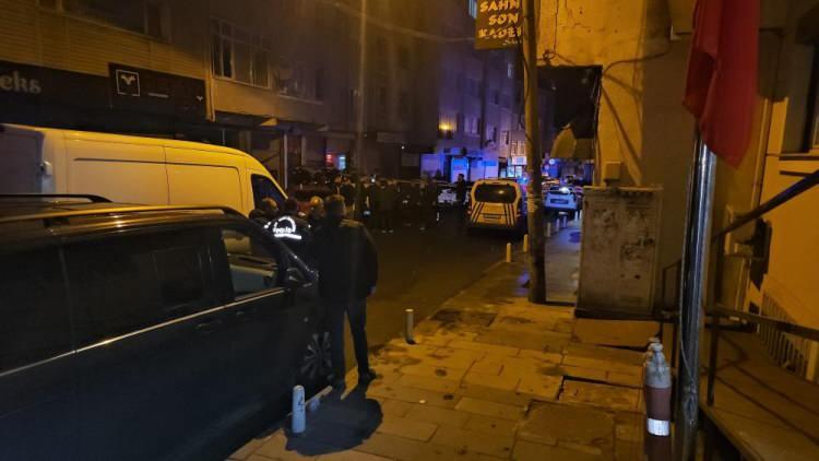 <p>Son dakika haberi... İstanbul Kağıthane'de restoran ve eğlence mekanı olarak kullanılan iş yerine el bombası atılması sonucu 3'ü ağır 7 kişi yaralandı.</p>