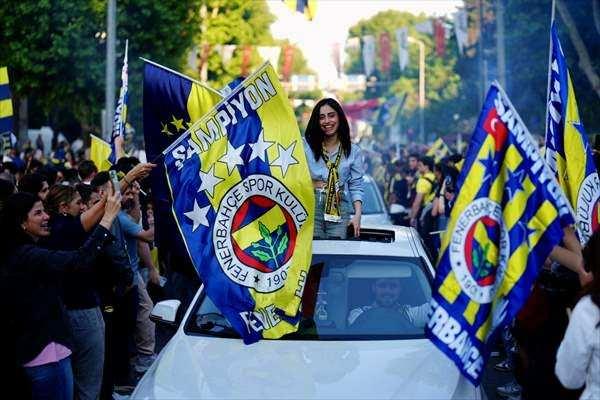 <p>Kafilede yer alan basketbolcular, maskot yellow ve oyuncu aileleri otobüsün üzerinden taraftara el sallayarak kutlamalara coşkuyla eşlik etti.</p>