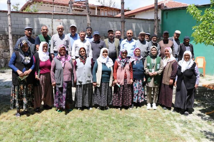 <p><span style="color:#A52A2A"><strong>200 KÇŞİLİK KÖY ÖRNEK OLDU</strong></span></p>
<p>Yaklaşık <strong>200 kişinin </strong>yaşadığı köyün sokaklarında, evlerde ve kıraathanelerde sigara içilmiyor. </p>