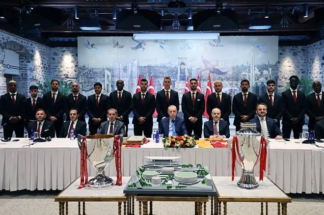 <p>Cumhurbaşkanı Dış Politika ve Güvenlik Başdanışmanı Akif Çağatay Kılıç da hazır bulundu.</p>