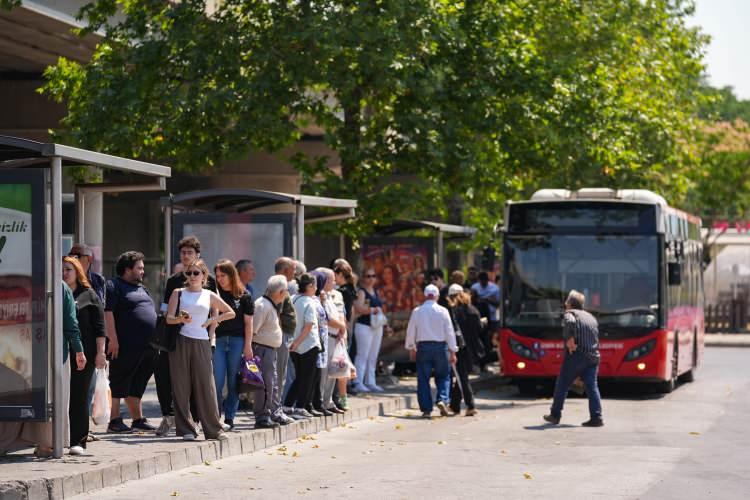 <p>İzmir'de Büyükşehir Belediyesi'ne bağlı işçilerin iş bırakma eylemine başlamasıyla birlikte kentte hayat neredeyse durma noktasına geldi. Grevin ikinci gününde çoğu hizmette aksamaların olduğu görüldü. </p>