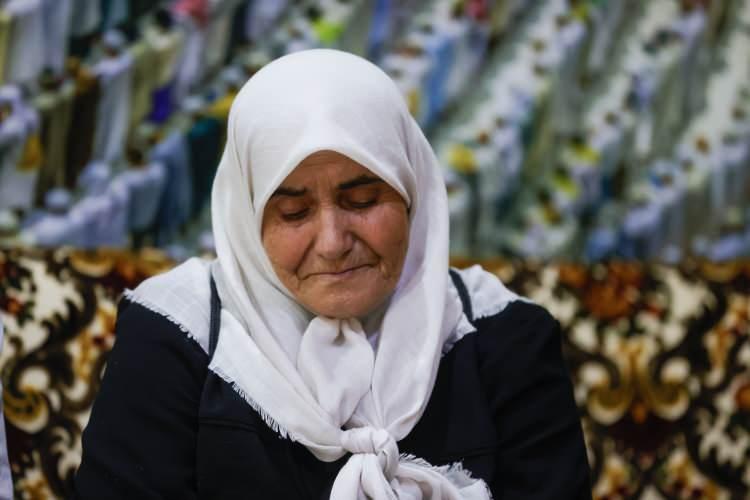 <p>Diyanet İşleri Başkan Yardımcısı Kadir Dinç, burada yaptığı konuşmada, Allah'tan af dilemek için insanların önce kendileri affetmesi gerektiğini, Rabb'inin huzuruna gelirken dünyaya ait kırgınlıkları bir kenara bırakmaları gerektiğini söyledi.</p>
