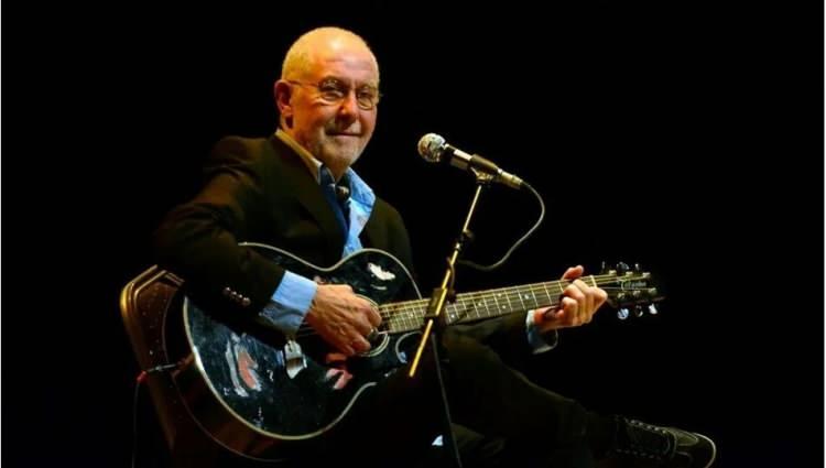 <p>Usta sanatçının aynı yıl yayımlanan “Hediyem” isimli tribute albümünde ise, birbirinden değerli sanatçı dostlarının yorumları yer alıyor. Sanatçının 47. Sanat yılını da taçlandıran 14 İlhan Şeşen şarkısının yer aldığı albümde; “Sensiz Olmaz” (Yalın), “Sıcaklardandır” (Dilhan Şeşen) ve “Sen Benim Şarkılarımsın” (İhtiyaç Molası) şarkılarıyla kliplendirildi.</p>
<p> </p>