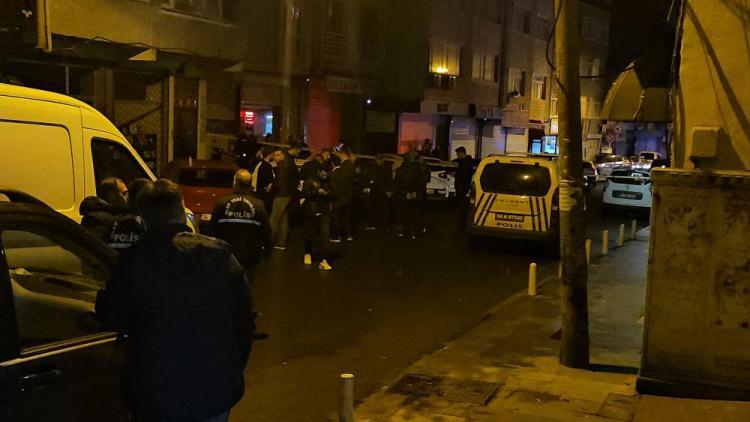 <p>Caddeyi trafiğe kapatan ekipler, araçların altı ve sokakta bomba arama köpeğiyle alan taraması yaptı.</p>