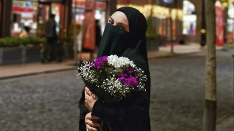 <p>Polis, yaptığı incelemelerde olay yerinde intihar notu buldu. Sena Düzgün tarafından yazıldığı değerlendirilen notta, Ahmet ismine yer verildiği, iddiaya göre, söz konusu ismin aynı fakültede görev yapan Arş. Gör. A.P. olduğu ileri sürüldü. </p>
