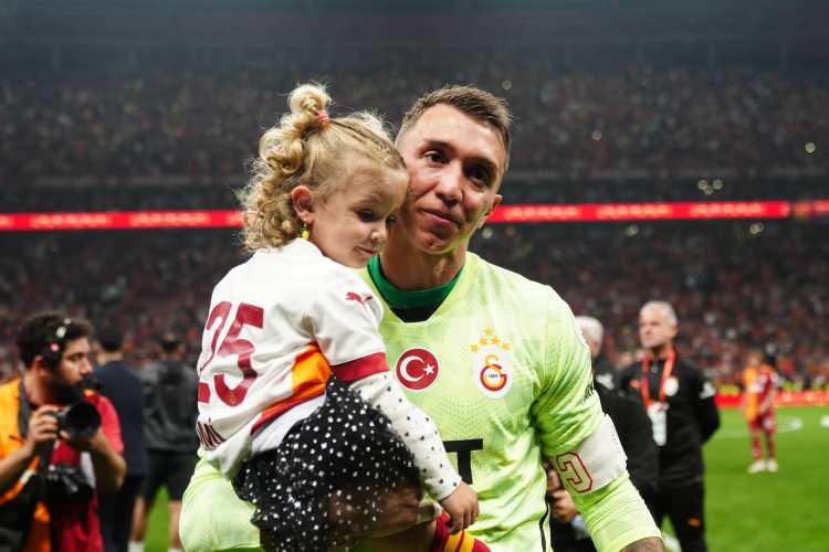 <p>Muslera, sarı-kırmızılılarla Süper Lig'de 8, TFF Süper Kupa'da 6 ve Türkiye Kupası'nda da 5 kez olmak üzere 19 kupa kazandı.</p>