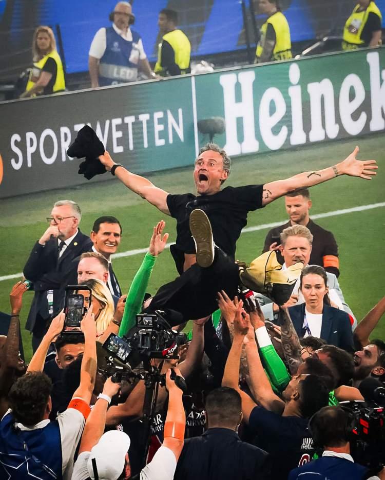 <p>Rumen hakem Istvan Kovacs'ın yönettiği mücadeleye hızlı başlayan taraf PSG oldu. 12. dakikada Achraf Hakimi ve 20. dakikada Desire Doue'nin golleriyle Fransız ekibi ilk yarıyı 2-0 önde tamamladı.</p>
