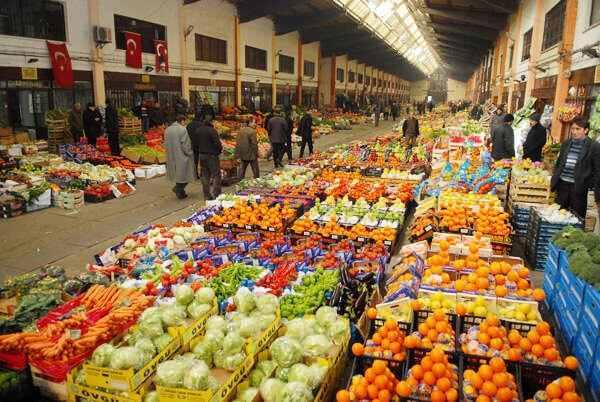 <p>Hal Kurma Yetkisinin Değişimi: Toptancı hal kurma ve izin verme yetkisi belediyelerden alınarak Ticaret Bakanlığı'na devredilecek. Bu sayede modern, altyapısı güçlü ve belirli standartlara sahip hallerin kurulması hedefleniyor.</p>
