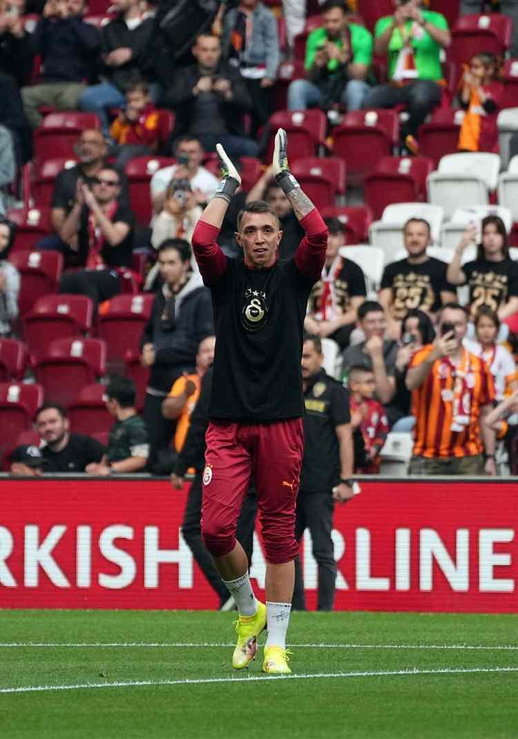 <p>Müsabaka öncesinde ısınmak için sahaya adım atmasının ardından sarı-kırmızılı taraftarlar Muslera'yı çok güçlü alkışladı. Taraftarlar, uzun süre sevgi gösterisinde bulunduğu 38 yaşındaki file bekçisi için "Büyük kaptan" ve "Bu taraftar seninle gurur duyuyor." şeklinde tezahüratlar yaptı.</p>

