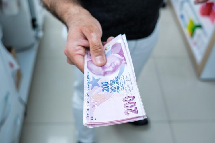 <p>Emeklilere Hazine'den yapılan destek ile taban maaş şeklinde daha yüksek aylıklar ödeniyor. 8-9 bin lira aylığı olan bir emekliye 14 bin 469 TL ödeniyor. Bu rakam Temmuz da daha da artacak. Ancak taban maaşa yakın aylık alanlar açısından bazı sorunlar da ortaya çıkıyor.</p>